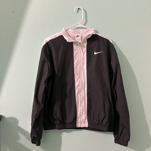 Women’s Nike Windbreaker (Small)